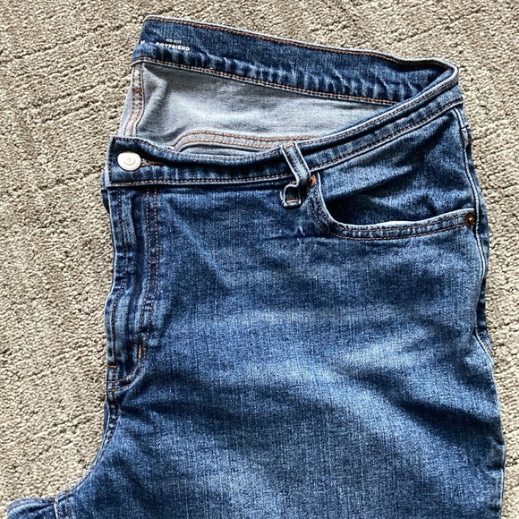 Old Navy Mid-Rise Boyfriend Straight Cut-Off Jeans Vina - Picture 5 of 9